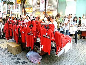 応援のＴシャツは5000ウォンから14000ウォン
店員さんがしているRed Devilの角は2000ウォン 
私もまわりの勢いにのまれて、シャツを14000ウォン、レッドデビルの角は1000ウォンで購入しちゃいました。 