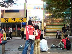 街頭テレビの前で、キックオフを待つ人たち。