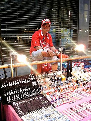 露店のおじさんも応援体制バッチリ！