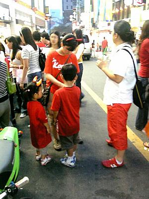 子供もレッドデビルの角をつけて家族一家で応援。