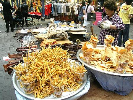 ＜乾物？＞ 
手前には、フライドポテト？とポテトチップス？　 それと、スルメ？タコ？はその場で焼くようです。 