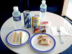 帰りの飛行機も軽食なので、ここでしっかり食べておきました。
写真はごく一部です。。。