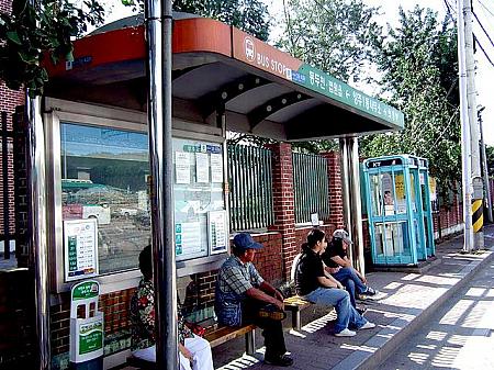 すぐに停留所へ到着します。
正式な名称は、州内駅　楊州１洞事務所（ジュネヨク　ヤンジュイルドンサムソ）です。