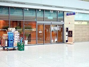 帰りの飛行機も軽食なので、ここでしっかり食べておきました。
写真はごく一部です。。。