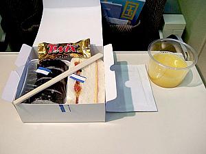 ９４２便の機内食です。夜食・・・かな？