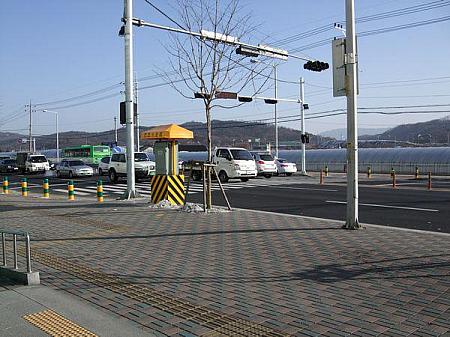 外へ出るとすぐ左側に横断歩道があります。歩道が綺麗になっていました。 