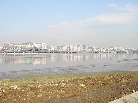 漢江から市内を見た写真
