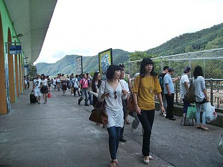 ＝＞江村駅の出口。観光客はご覧のように殆ど若い人！