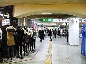 地下鉄２号線カンナム(江南・Gangnam・222)駅の改札を出たところ。徒歩０分。