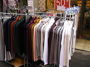 今の季節、もちろん冬モノは安く売られているけれど、インナーやTシャツなどはいつもホントにお手頃価格のものも！