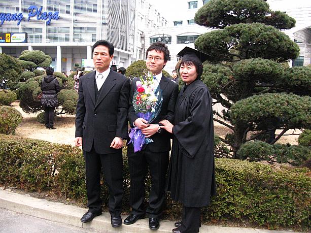 卒業生のお父さんやお母さんが帽子とガウンをかぶって、卒業生と一緒に写真を撮っているのもよく見られる光景。