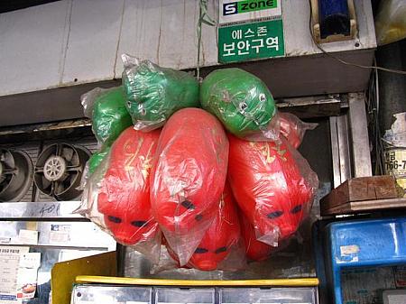 韓国の小さな商店の軒先によく吊るしてある、プラスチック製のカラフルなブタ貯金箱・・・