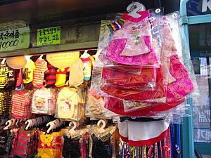 ペットの服を売る露店では、韓国の伝統衣装もありました～（「ミリオレ東大門」近く）