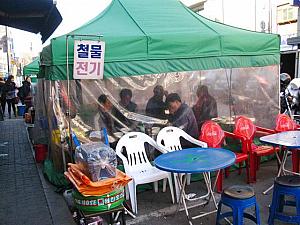 「東大門総合市場」横のテント型屋台の中では、お昼からおじさんたちが楽しそうに一杯やってるよう！？＾＾