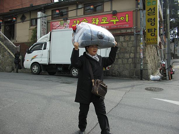 すれ違ったおばちゃんは、大きな袋を頭の上に！衣料でも、これだけ大きいとかなり重いはず！？