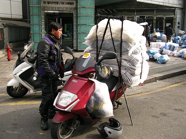 おお～、バイクの荷台に高々と・・・と思ったら、足元までに！おじさん、運転気をつけてくださいね～っ！