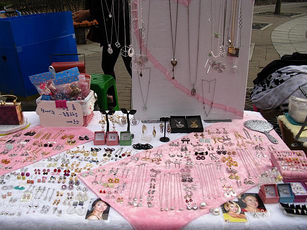 こまごまとしたピアスやネックレスがキレイに並べられているでしょ！？＾＾　こうやってお店が出ていると、どんなのがあるのかな～？っと、近くでじっくり見てみたくなりませんか？！