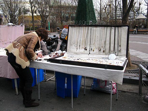 小さな商品を、一つ一つ丁寧に並べていくお店の人も真剣！？