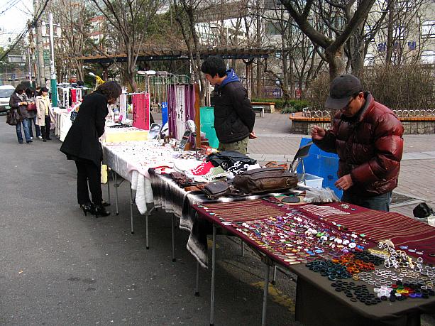 いくつかあるお店は、それぞれ商品のテイストが違っていたりします。この辺りでは、手作りのものを売る露店も結構あるんですョ。これから暖かくなっていくにつれて、こんなお店がもっと増えていくハズ！＾＾