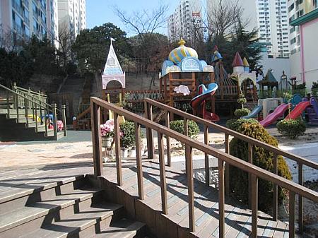 園庭は日本の幼稚園と比べると狭い気がする
