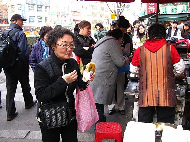 行列の末にゲットしたチャプチェ入りホットッ。お味はいかがですか～！？ちなみにお値段はお一つ800ウォン、お店のメニュー表によると正式名称は「ヤチェ(野菜)ホットッ」だそう。