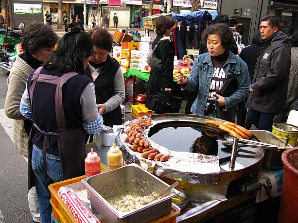・・・と、人気のチャプチェホットッ屋台を後にして歩いていると、もう一つ似たようなホットッを売る屋台を発見！？こちらはさっきのお店のすぐ近く、「GATE3」入口付近にありました～。