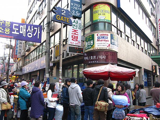 いつも活気にあふれた庶民の市場、南大門市場(ナンデムンシジャン)の一角に、長～い行列のできている屋台が・・・！？場所は市場の南側にある入口、「GATE2」のトコロ。