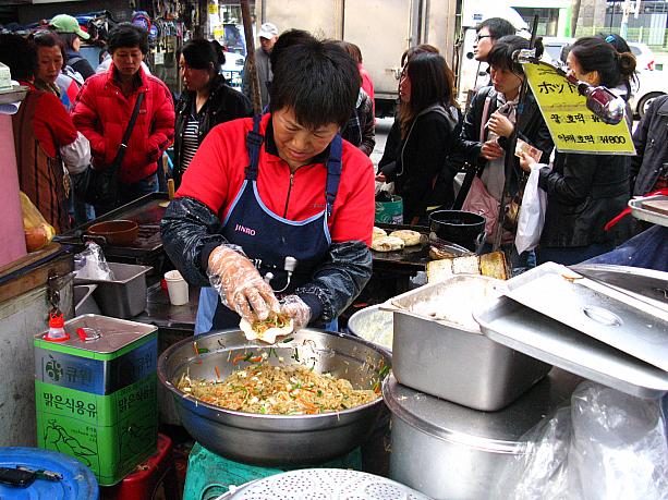その理由は、中の具に蜜ではなく、お惣菜系のチャッチェ(チャプチェ)が入っているから！ちょっと前に日本のテレビでも紹介されたとかで、話題になっていましたよね＾＾　いやあ～、美味しそうっ！そして、やっぱりすごい人気なんだな～。