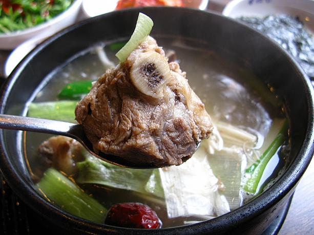 ・・・と、美味しそうなお肉の看板につられて、お店でカルビタンをいただいてみることに～。コレも韓牛のカルビタン！ランチタイム価格で5,000ウォンとは、かなりお得～！！＾＾