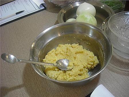 ４）篩にかけた薄力粉・ベーキングパウダーを入れ、ココナッツの粉を入れさっくり
混ぜる。