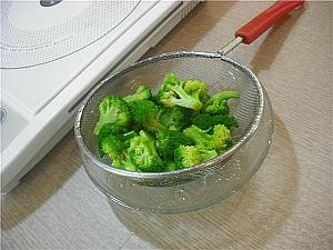 ３）ブロッコリーも食べやすい大きさに分けて茹で、冷水でさらす。