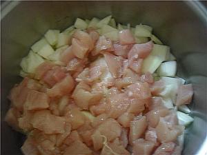 ４）鍋にオイルを入れ、にんにくのみじん切り・玉ねぎ・鶏胸肉を入れる。