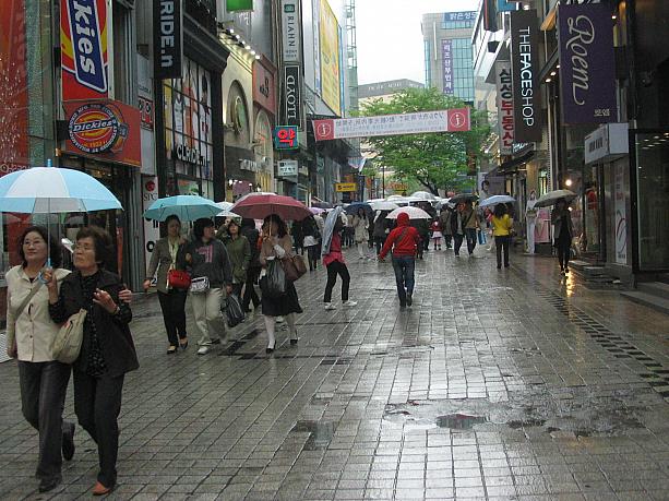 今日は朝からどんよりとした空模様・・・。お昼過ぎからは雨が降り出してきました。こんなに本格的に雨が降ってるのって久しぶり～！こういうお天気では、明洞もいつもより人が少ないですね^^;