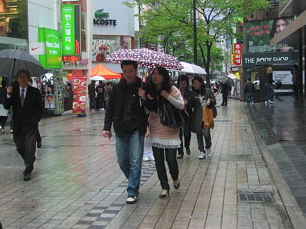 雨の日といえば、恋人同士ではお決まりの「相合傘」！傘が小さくて片方の肩が濡れても良いんです！愛情でカバーです^^