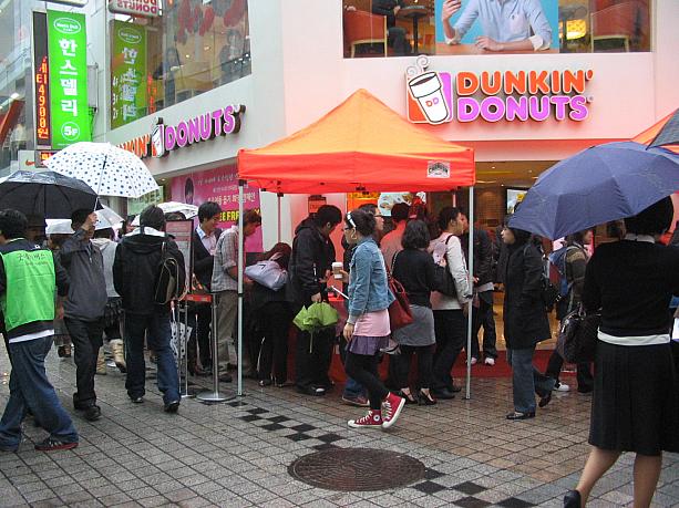 おっ！メインストリートにあるダンキンドーナツの前で、雨に関係なく長蛇の列が！何だ何だ～？？