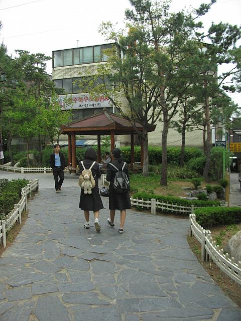 駅の前に町内会の庭園があるんです。 ソウルナビ