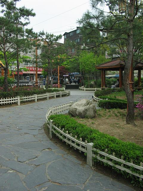 駅の前に町内会の庭園があるんです。 ソウルナビ