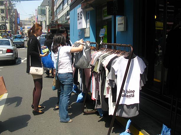洋服屋さんにも、Tシャツなどすでに半袖のものがたくさん並んでいます。