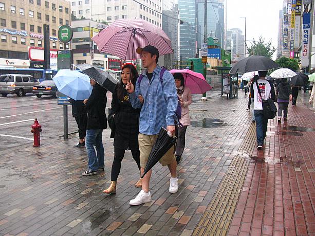 そして、雨降りだからこそ楽しめることも！？相合傘のカップル、たくさん見かけました＾＾　天気予報によると明日も雨。今週はとりあえず週の中ごろには一度晴れるけれど、週末に向かってまた天気が崩れてくるとか。今週ソウルへお越しの皆さんは、傘の準備もお忘れなく～！