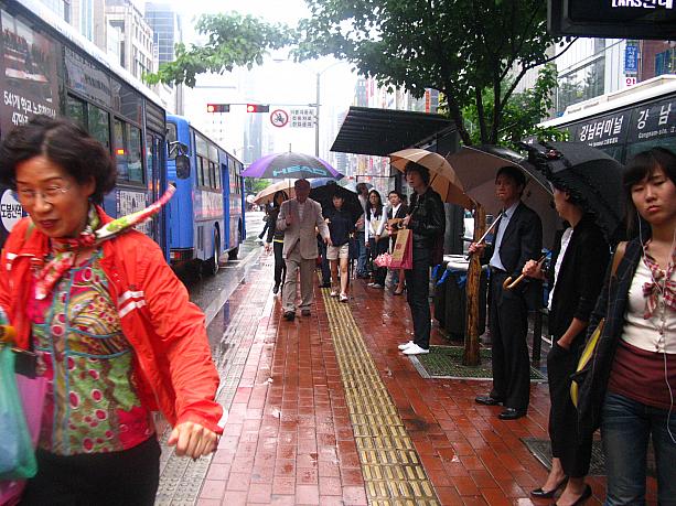 今日は週初め、月曜からの雨ということで街の人々の表情も少し憂鬱そう・・・。ホントに最近、晴れの日が続いていたところの雨だからなおさら！？バスを待つのも乗るのも大変。我慢して待つしかないな～＾＾；