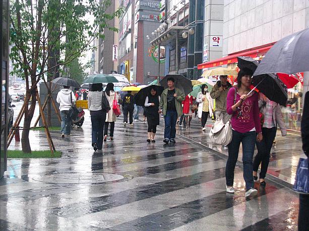 道路といえば、こちら江南(カンナム)駅7番出口を出たところの歩道。ずいぶん前(春先くらい？)に改装工事が終わって現在はこんなふうに。これだったら水たまりもできにくいし、雨の日でも少しは歩きやすいかな＾＾