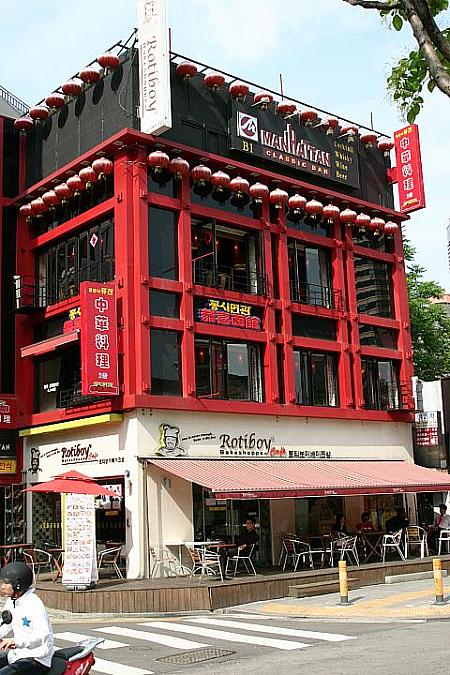 １階はどんどん増えてるコーヒーバターパン「Roti boy」。2階は支店を増やしつつある中華「コンシミョングァン」、地下１階はクラシックバー。