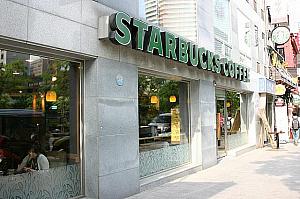 おなじみの「STARBUCKS COFFEE」は清渓川沿いにも。