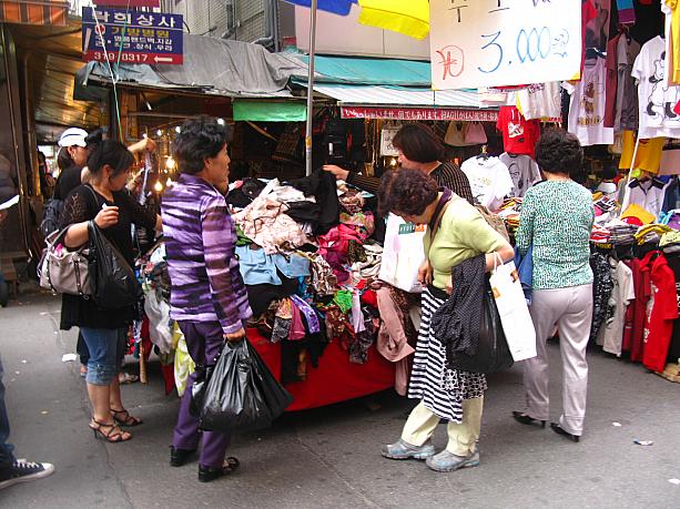あっ、こちらでも一枚3,000ウォンですね！実はこの市場にはこんな露店が結構たくさんあったりするんです。