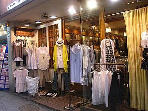 お店に並ぶ服も、すっかり夏モノ一色！ワンピースやミニスカートもたくさん並んでいます！
