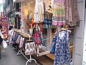 お店に並ぶ服も、すっかり夏モノ一色！ワンピースやミニスカートもたくさん並んでいます！