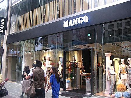 韓国でも人気のスペインブランド「MANGO」が、コスメショップ「ネイチャー・リパブリック」の前に～
