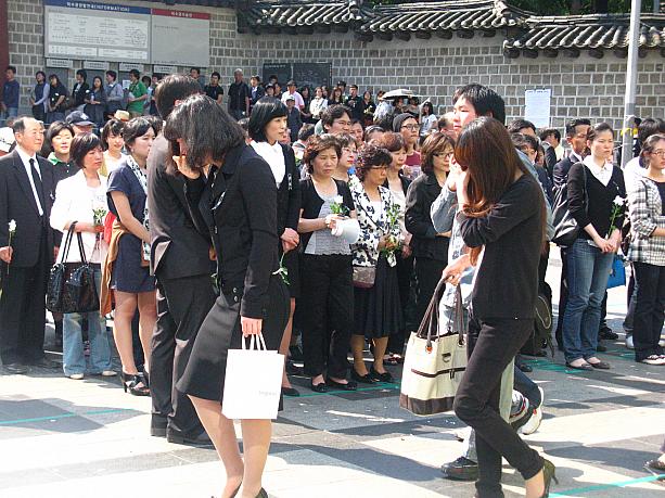 思わず涙する人々も・・・。ナビからもご冥福をお祈りいたします。