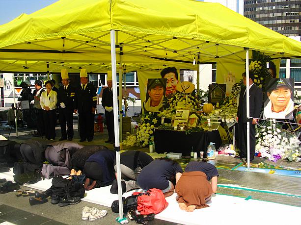 遺影の前に立って床に頭をつけるお辞儀を２回（立ったり座ったりを２回繰り返す）、そして立ったまま一礼。日本の焼香にあたる、韓国式の葬儀の時のお辞儀です。