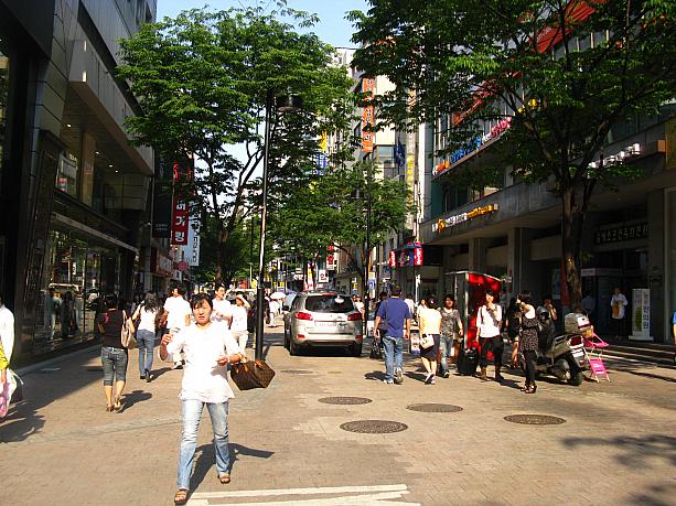 そしてこちらはソウル中心部の繁華街、明洞(ミョンドン)。この「ミョンドンキル(明洞通り)」でも先週末はデモがあったそうですが、今日はそんな気配は全く感じられず・・・。万が一、デモを見かけても近づかないようにご注意ください。
